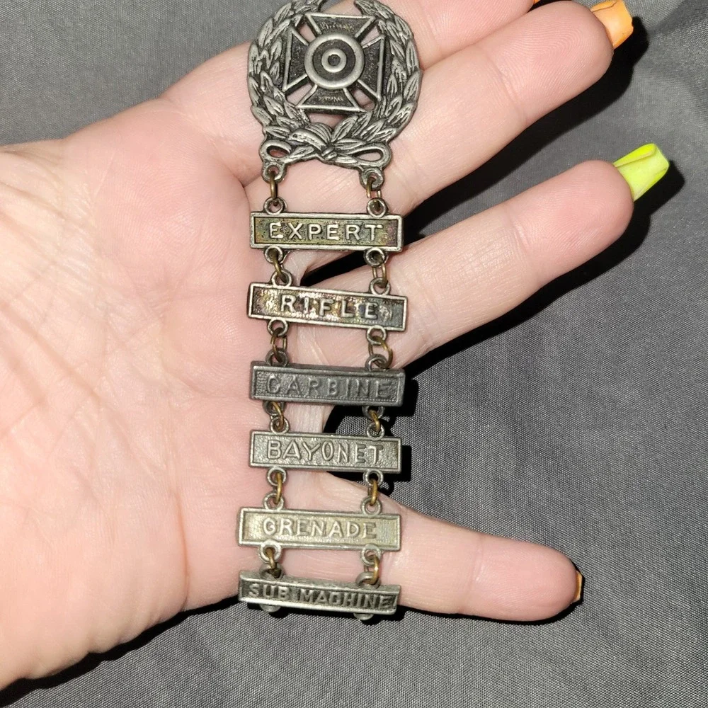 Vtg U.S. Army WW II Expert Marksmanship Rifle Bayonet Badge